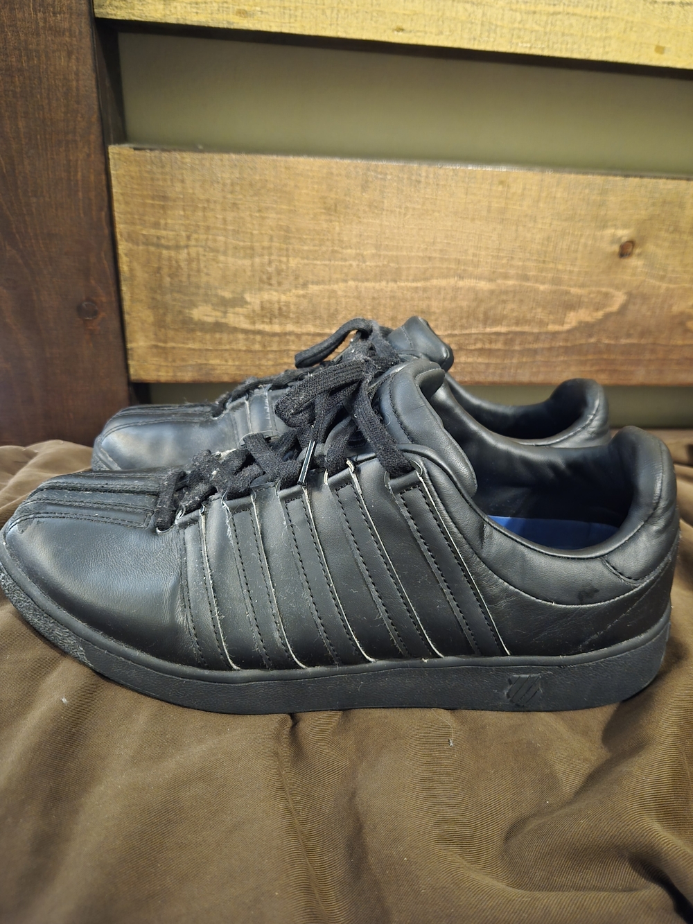 K-Swiss Men's Black Low-Top Men's Classic VN Sneaker
